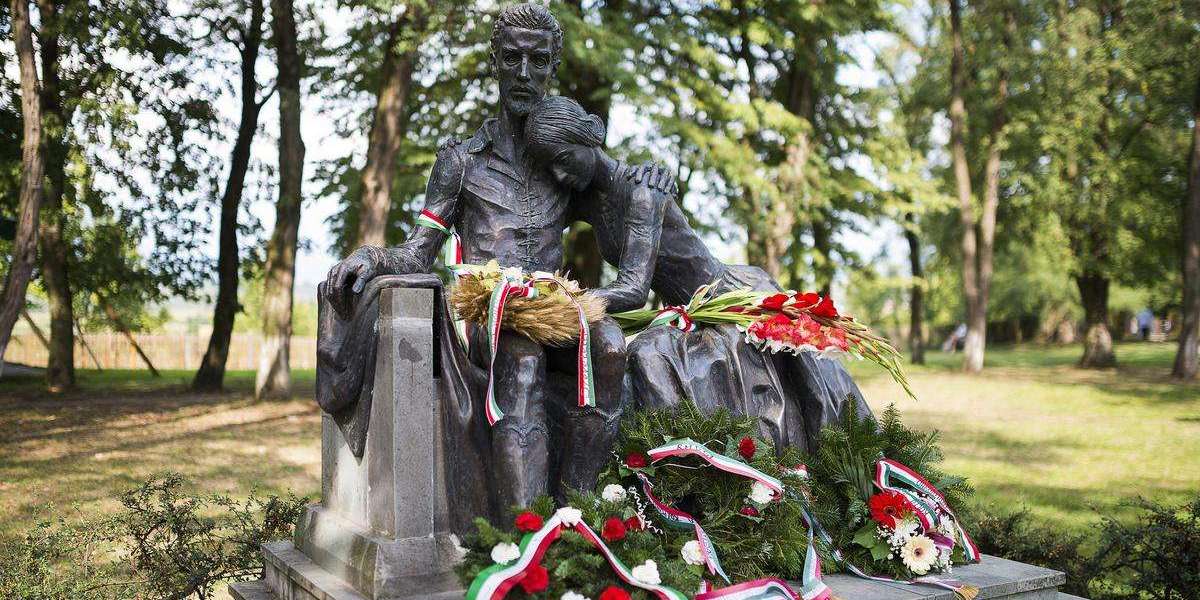 EGY RENDKÍVÜLI ASSZONYRA EMLÉKEZEM, SZENDREY JÚLIÁRA.