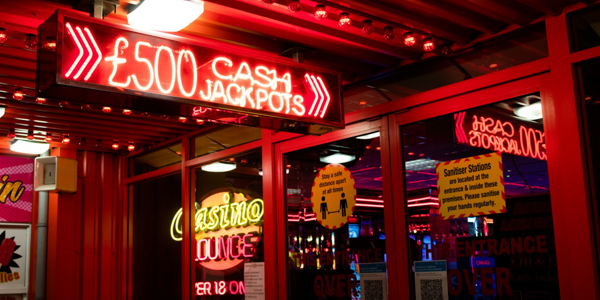A Deep Dive into Live Dealer Games: The Technology Behind the Experience and User Engagement